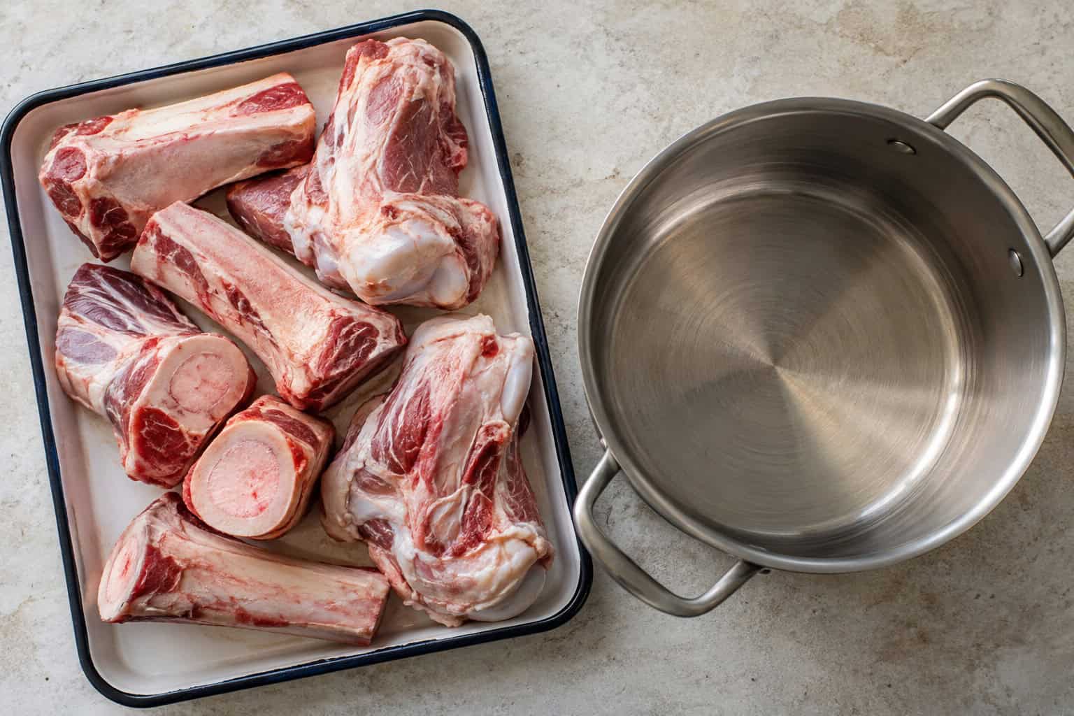 Ongekruide runderbotten op een schaal voor het maken van bottenbouillon.